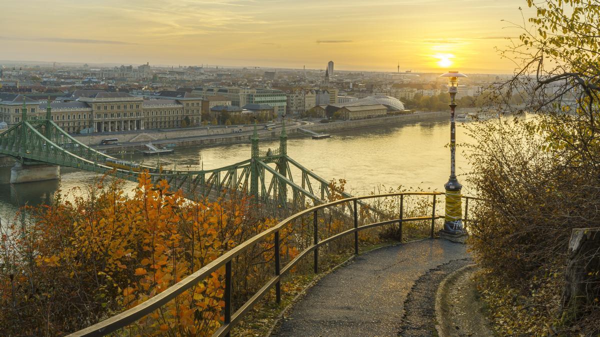 El Puente de la Libertad conecta directamente la falda del Monte Gellért (Buda) con la Plaza de las Aduanas (en Pest).