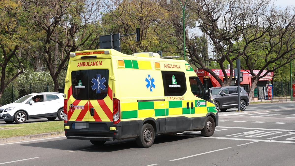 Una ambulancia circula por el centro de Sevilla.