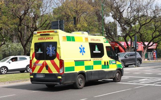 Una ambulancia circula por el centro de Sevilla.