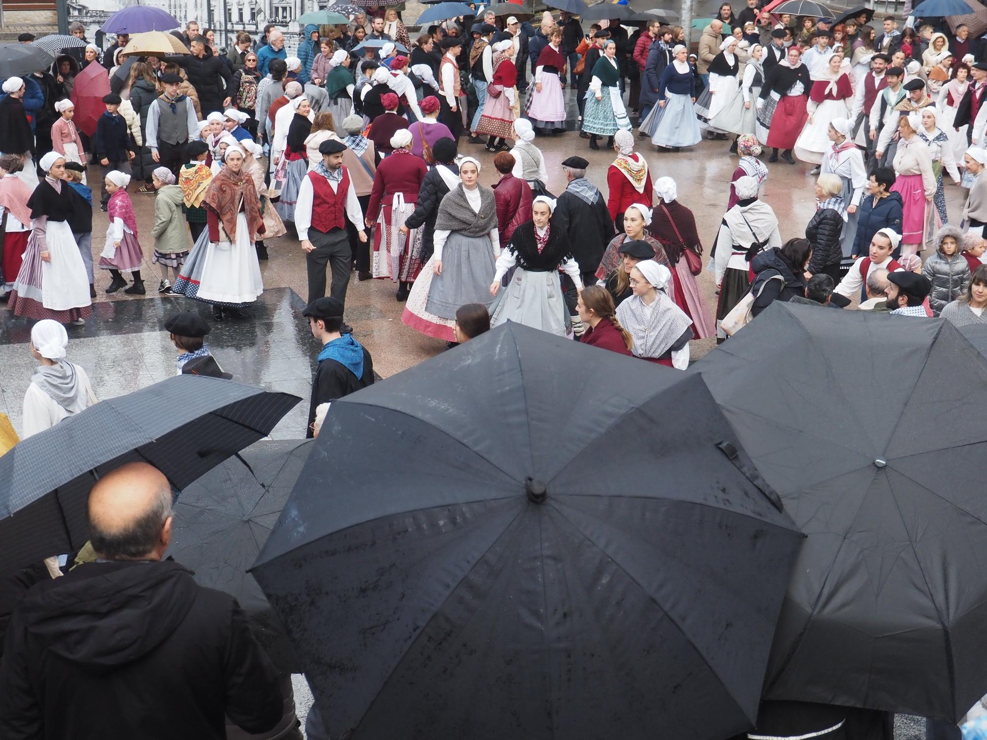 La lluvia acompañó a los dantzaris en la exhibición de danzas vascas