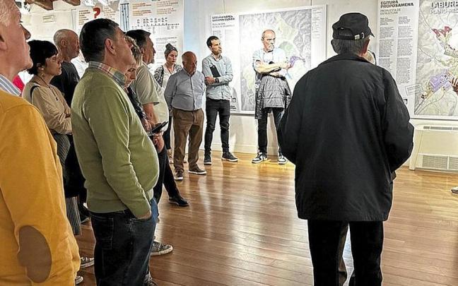 Los planos del borrador del PGOU se exponen en la Casa de Cultura hasta el 20 de junio. / Araceli Oiarzabal Los planos del borrador del PGOU se exponen en la Casa de Cultura hasta el 20 de junio.