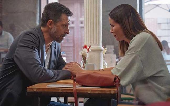 Hugo Silva y Dafne Fernández, en una escena de ‘Pollos sin cabeza’.