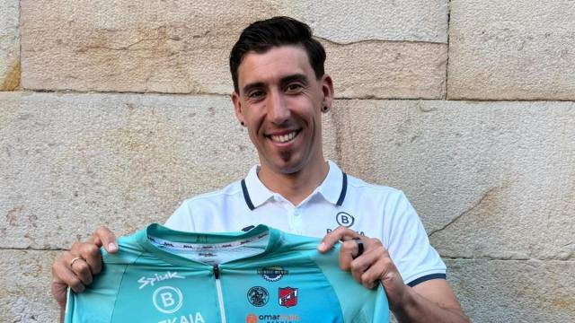 Omar Fraile posa con el maillot que vestirán las corredoras.