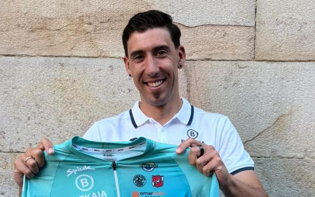 Omar Fraile posa con el maillot que vestirán las corredoras.