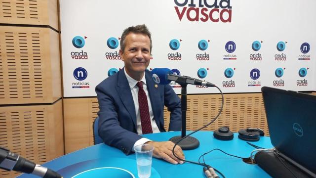 El consejero de Educación, Jokin Bildarratz durante su entrevista en Onda Vasca.