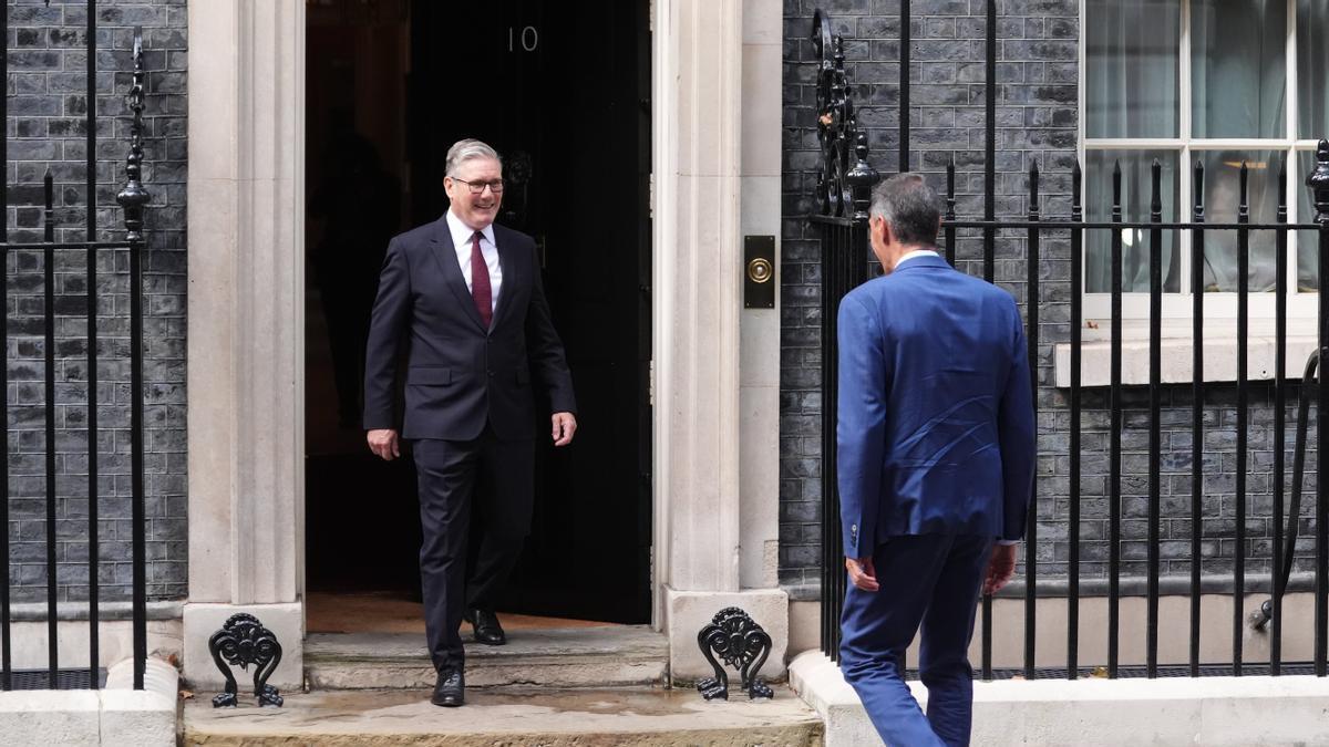 Keir Starmer recibe a Pedro Sánchez en el número 10 de Downing Street.