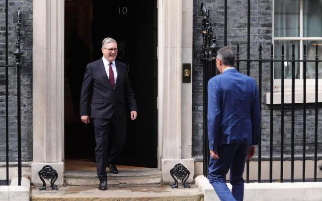 Keir Starmer recibe a Pedro Sánchez en el número 10 de Downing Street.