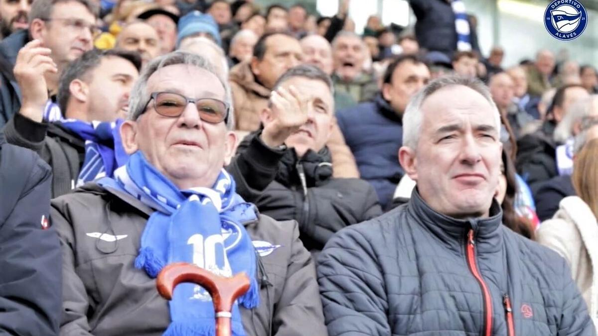 Los Montoya, padre e hijo, viendo juntos un partido del Alavés en Mendizorroza