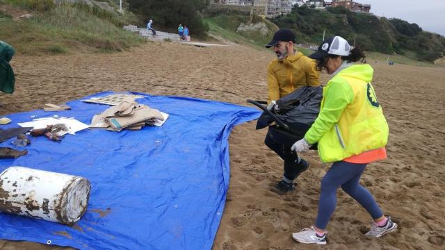 Voluntarios retiran residuos y plásticos de la playa de Arrigunaga, en una imagen de archivo.
