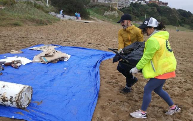 Voluntarios retiran residuos y plásticos de la playa de Arrigunaga, en una imagen de archivo.