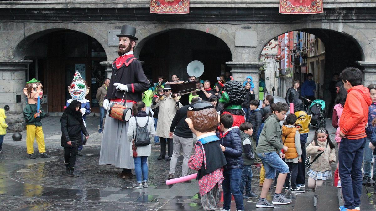 La kalejira de despedida y posterior quema de Bihotza cerrarán el domingo las fiestas de Otxomaio