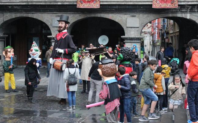 La kalejira de despedida y posterior quema de Bihotza cerrarán el domingo las fiestas de Otxomaio
