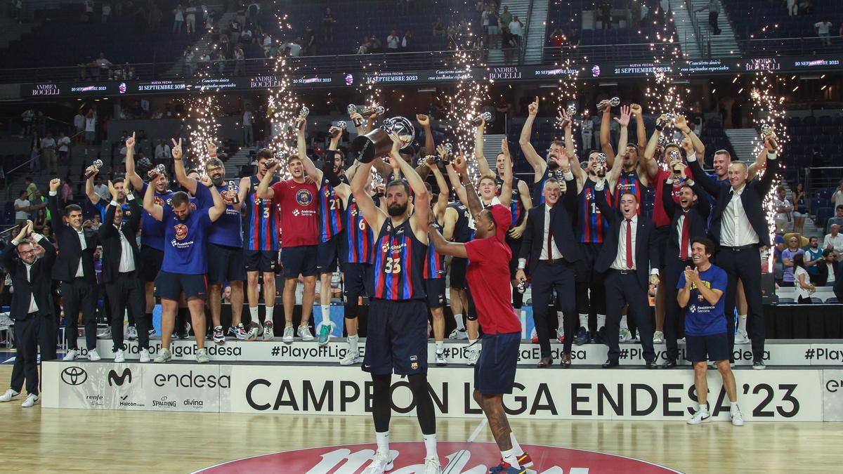 Mirotic y Higgins levantan el trofeo de campeones en el WiZink Center de Madrid. El Barça, campeón.