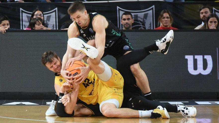 Intensa pugna en el suelo entre Alonso, Doornekamp y Rabaseda.