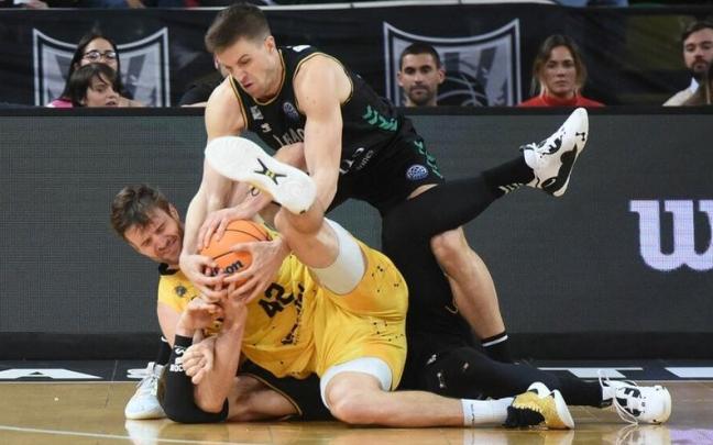 Intensa pugna en el suelo entre Alonso, Doornekamp y Rabaseda.