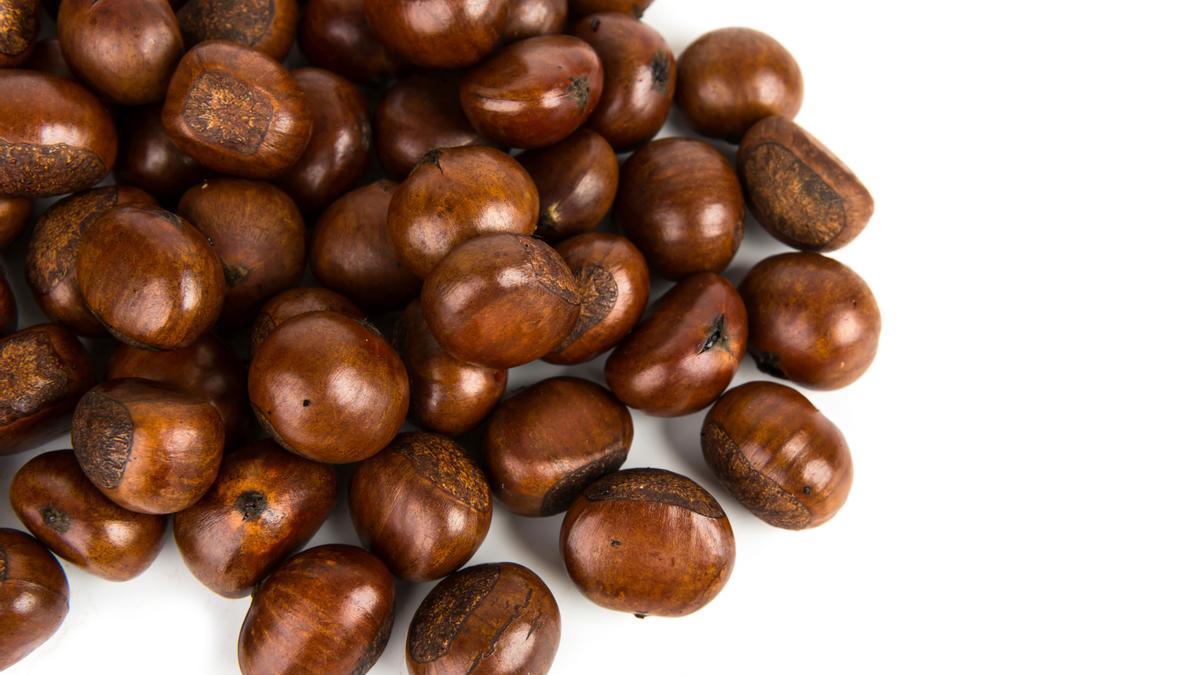 Las castañas son aptas para diabéticos porque sus carbohidratos son de absorción lenta y su fibra ayuda a controlar los picos de azúcar.