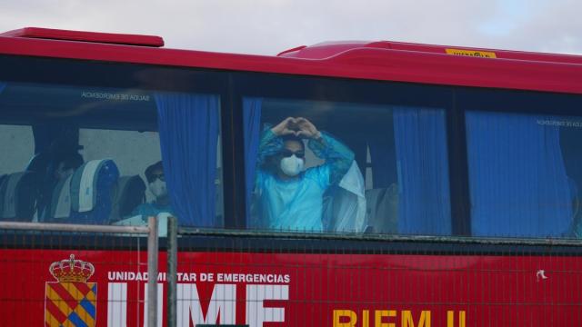 Pasajeros evacuados del crucero MV Hondius suben a los autocares de la UME para ser trasladados.