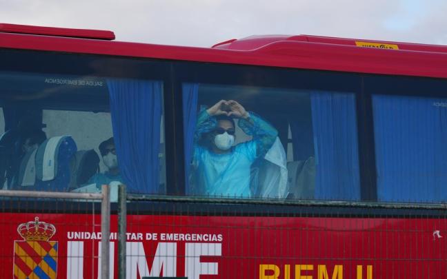Pasajeros evacuados del crucero MV Hondius suben a los autocares de la UME para ser trasladados.