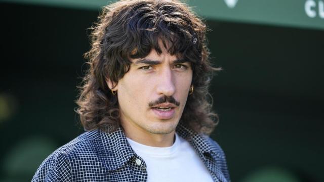 Bellerín lleva a los tribunales al youtuber Mikel Angulo por llamarle "maricón encubierto" .