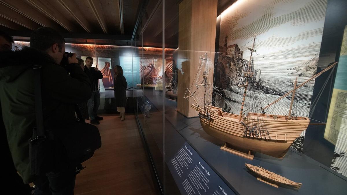 Maquetas de barcos del siglo XV, en el espacio Elkano Mundubira de Getaria.