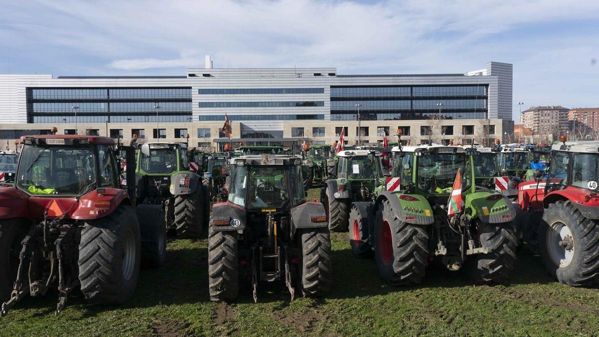 Movilizaciones de los agricultores alaveses frente a la sede del Gobierno Vasco, en Lakua