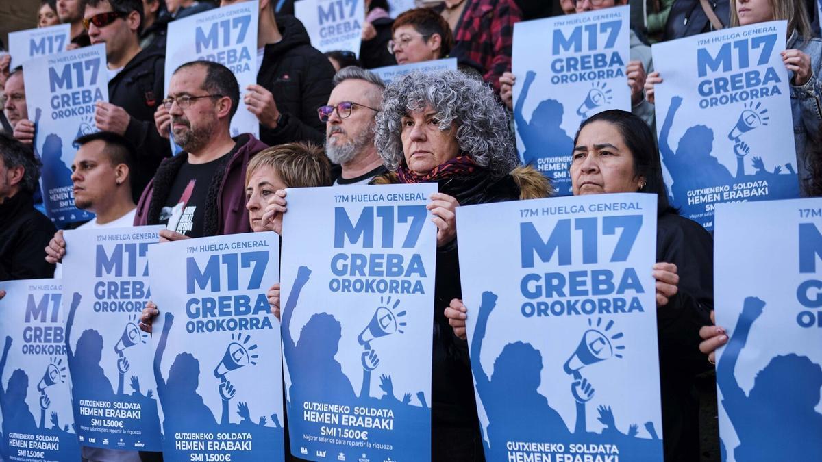 Delegados sindicales comparecen para anunciar su adhesión a la huelga general del 17 de marzo por un Salario Mínimo Interprofesional (SMI).