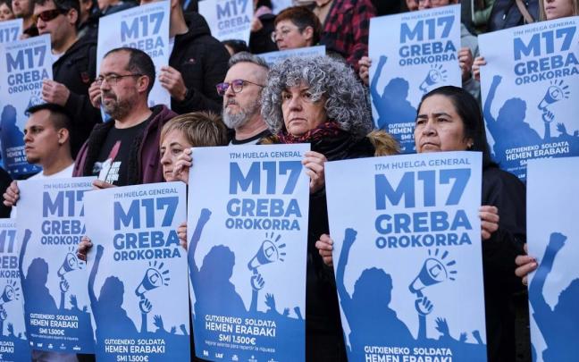 Delegados sindicales comparecen para anunciar su adhesión a la huelga general del 17 de marzo por un Salario Mínimo Interprofesional (SMI).