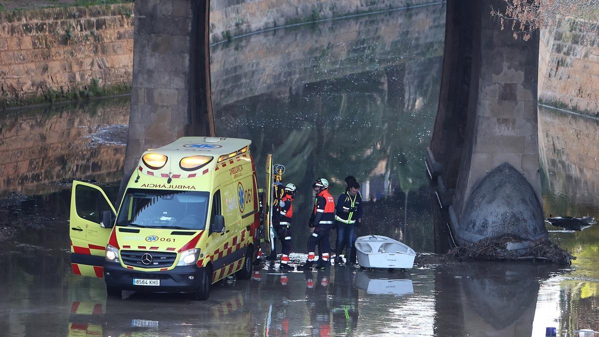 Una ambulancia bajo un puente en Mallorca, en una imagen de archivo.