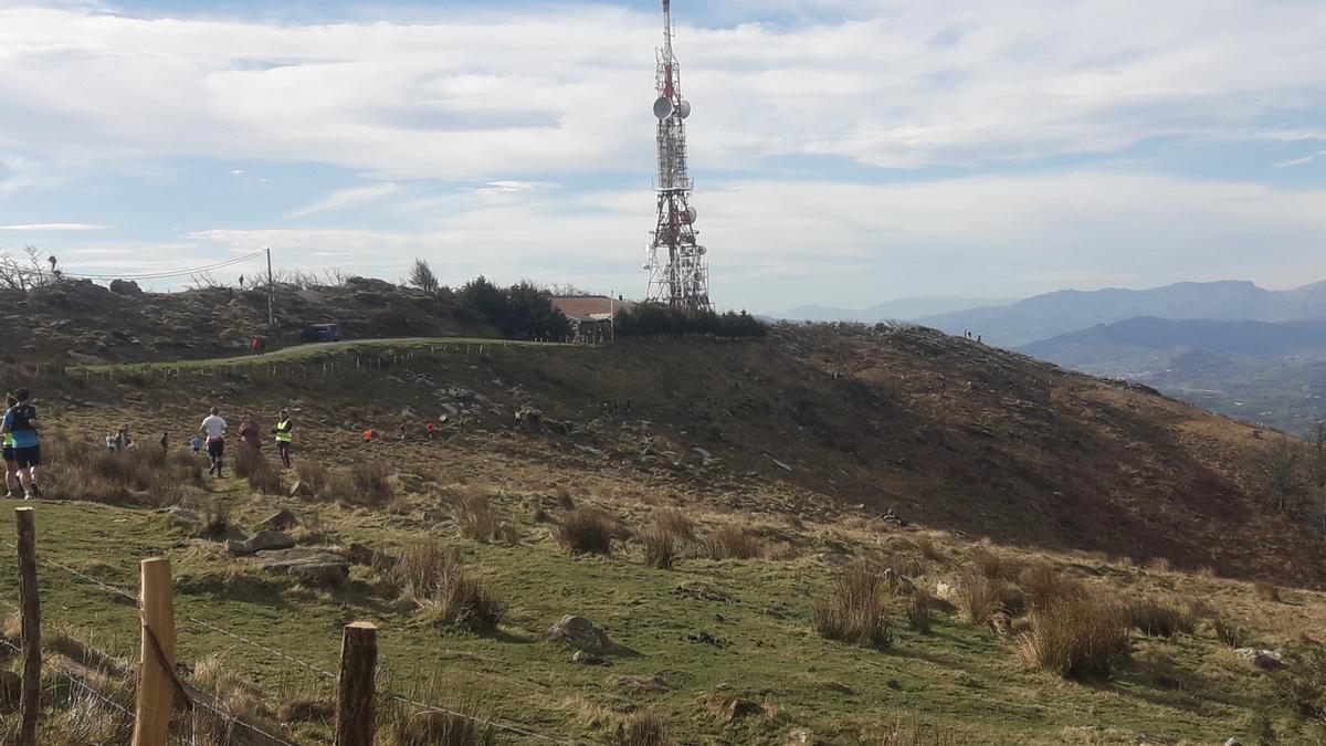 el bosque de antenas en la cima