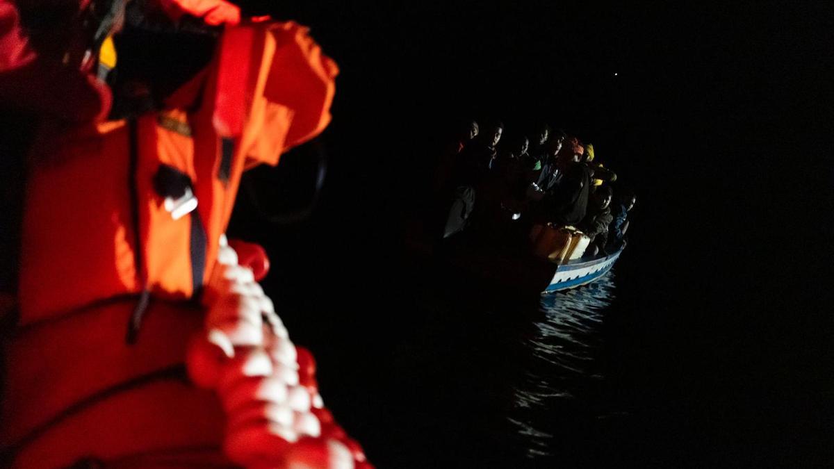 Una de las embarcaciones en la que viajaban los inmigrantes rescatados por el Aita Mari.