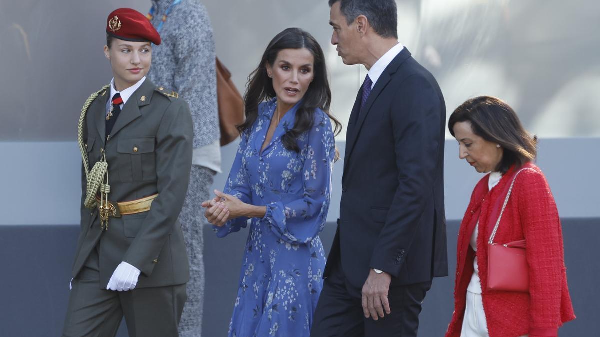 Pedro Sánchez conversa con la reina Letizia en presencia de Margarita Robles y la princesa Leonor