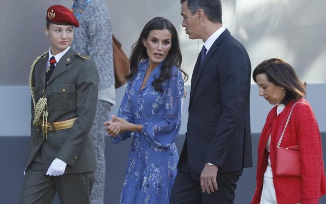 Pedro Sánchez conversa con la reina Letizia en presencia de Margarita Robles y la princesa Leonor