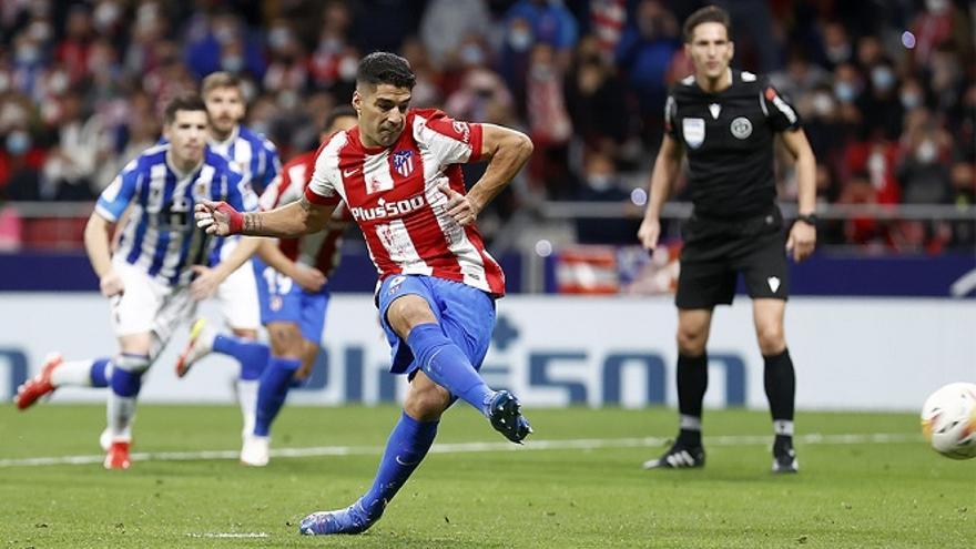 Luis Suárez transforma el penalti más que dudoso que señaló Munuera Montero hace dos temporadas. / N.G.