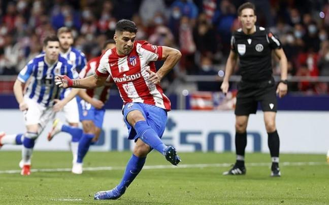 Luis Suárez transforma el penalti más que dudoso que señaló Munuera Montero hace dos temporadas. / N.G.