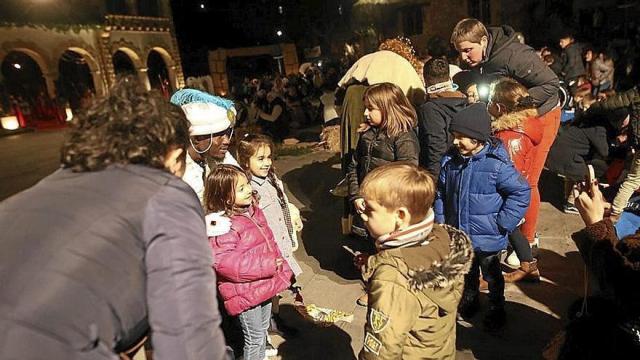 Numerosos niños y niñas esperan el momento de acercarse a los Reyes Magos en Arrigorriaga