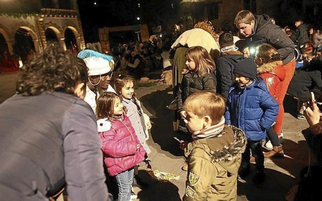 Numerosos niños y niñas esperan el momento de acercarse a los Reyes Magos en Arrigorriaga