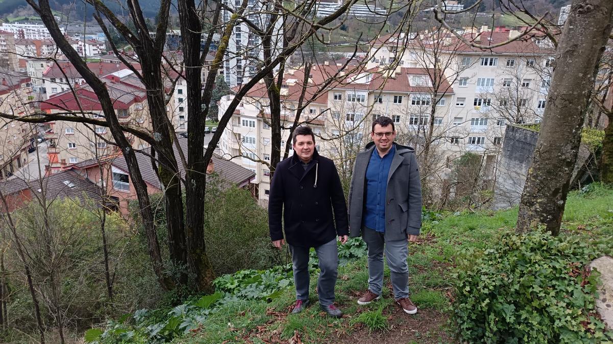 Los ediles Ibon Arrupe y Ander Garay, este jueves junto a la ladera, en la trasera de los números 48-54.