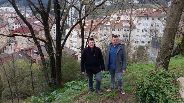 Los ediles Ibon Arrupe y Ander Garay, este jueves junto a la ladera, en la trasera de los números 48-54.