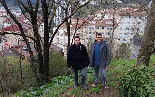 Los ediles Ibon Arrupe y Ander Garay, este jueves junto a la ladera, en la trasera de los números 48-54.