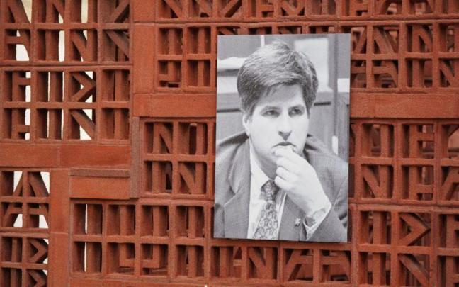 Imagen de un homenaje a Gregorio Ordóñez en el Parlamento Vasco