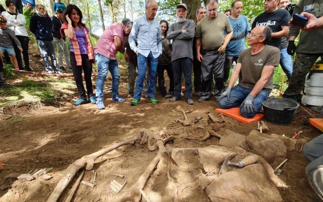 Miembros del Gobierno vasco y de la Sociedad de Ciencias Aranzadi recuperan en junio de 2019 los restos de un gudari caído en 1937 en la línea defensiva de Bilbao. Miembros del Gobierno vasco y de la Sociedad de Ciencias Aranzadi recuperan en junio de 2019 los restos de un gudari caído en 1937 en la línea defensiva de Bilbao.