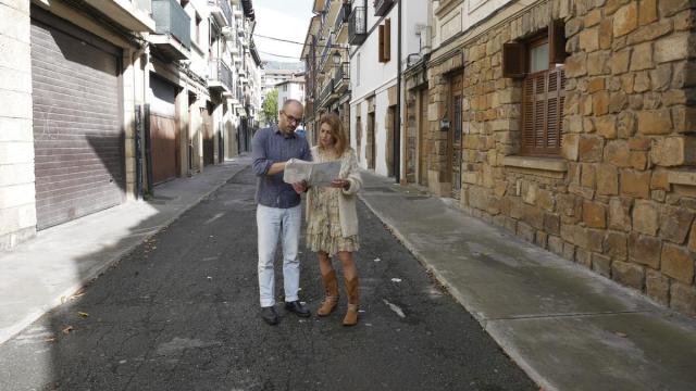 La alcaldesa Izaro Elorza y el edil de Urbanismo Iñigo Ruiz en Mendiko kale.