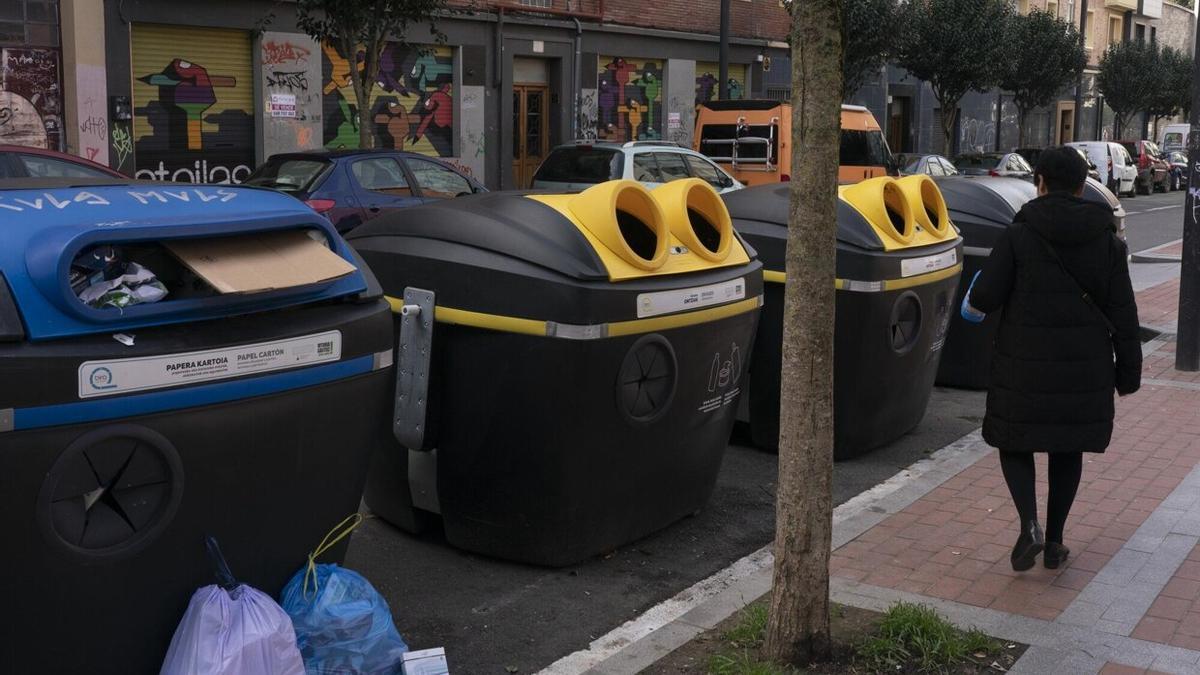 La isla de la calle Eulogio Serdán frente a Aldabe cuenta ahora con dos contenedores amarillos.