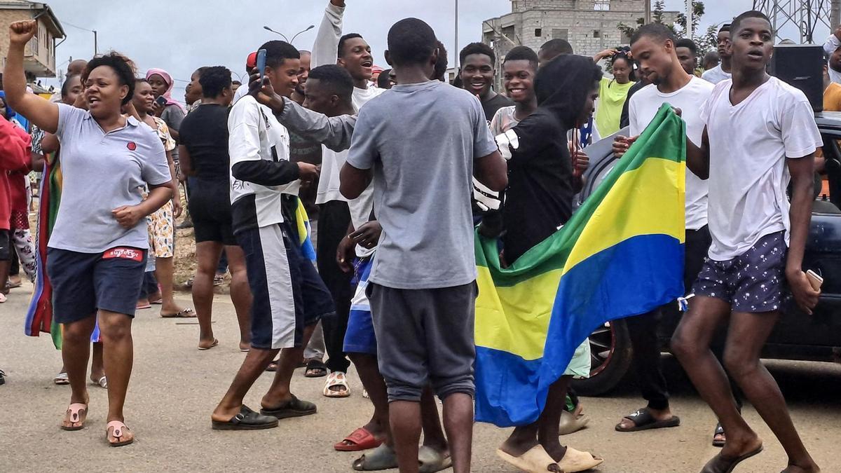 Un grupo de ciudadanos manifiesta su apoyo a los golpistas en Akanda, Gabón.