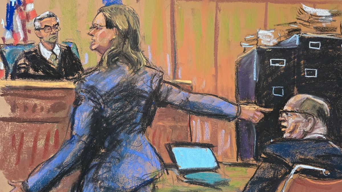 Fotografía de un dibujo realizado por la artista Jane Rosenberg donde aparece la fiscal adjunta Shannon Lucey (c) señalando a Harvey Weinstein (d) frente al juez.