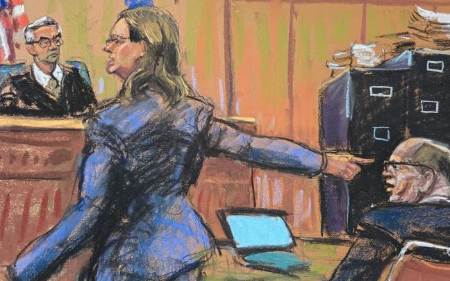 Fotografía de un dibujo realizado por la artista Jane Rosenberg donde aparece la fiscal adjunta Shannon Lucey (c) señalando a Harvey Weinstein (d) frente al juez.