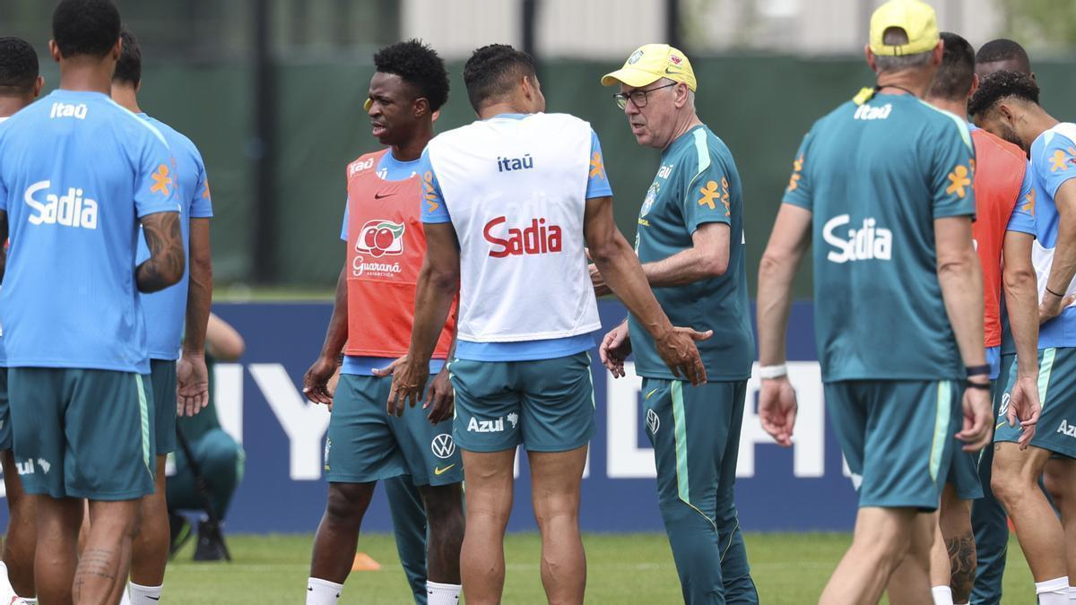 Carlo Ancelotti charla durante un entrenamiento con Brasil, con la que debutará como seleccionador en un Mundial.
