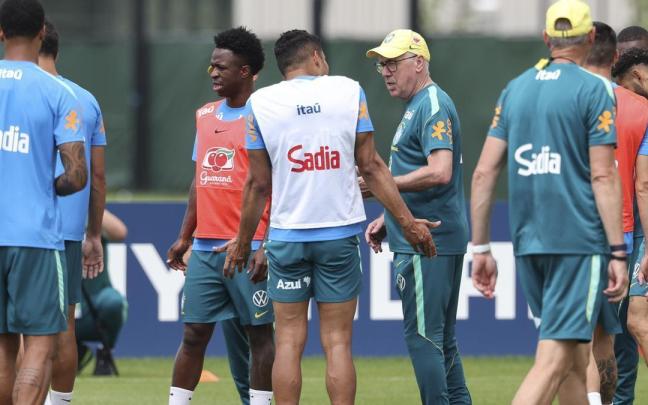 Carlo Ancelotti charla durante un entrenamiento con Brasil, con la que debutará como seleccionador en un Mundial.