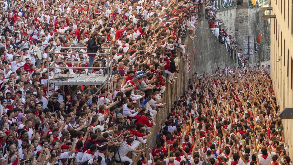 Fotos de las multitudes en el segundo encierro de San Fermín 2023