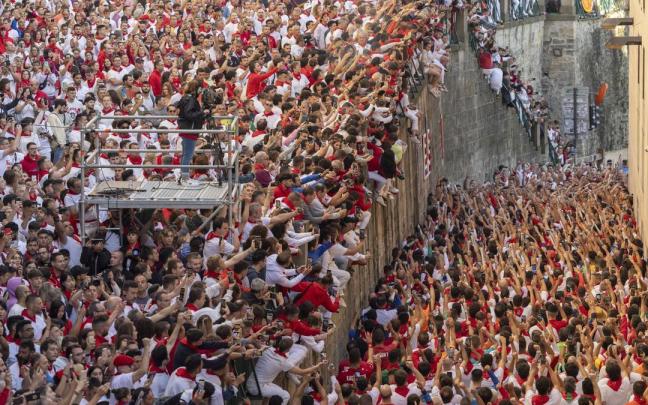 Fotos de las multitudes en el segundo encierro de San Fermín 2023 Fotos de las multitudes en el segundo encierro de San Fermín 2023